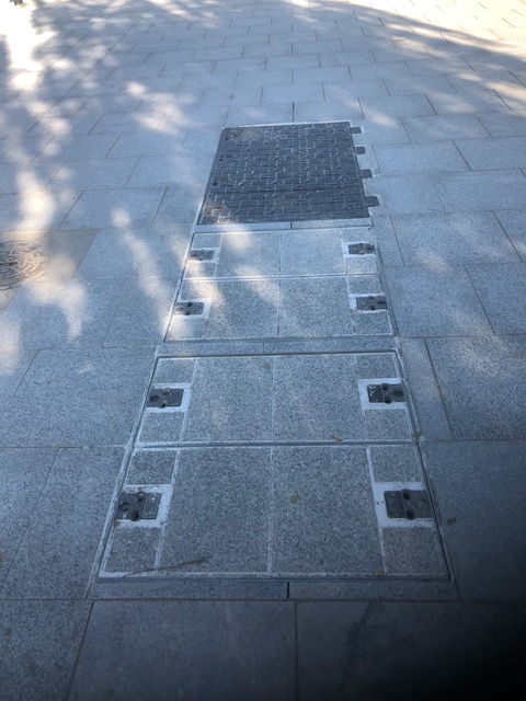 Rozdzielnica światłowodowa schowana pod powierzchnią ziemi